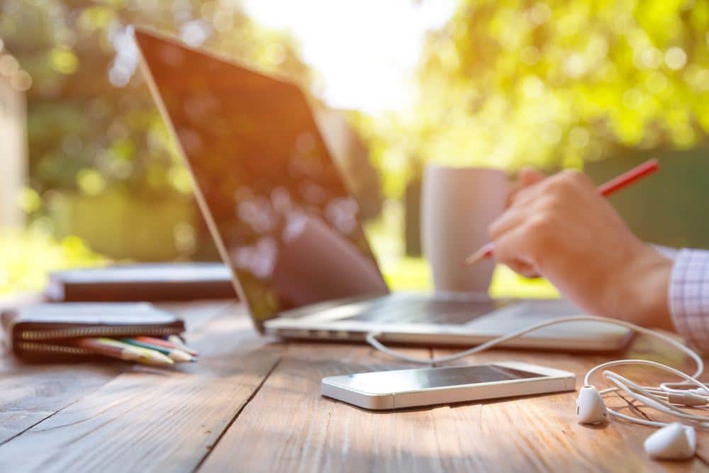 Testing Leadership with Telecommuting 1 outdoor laptop